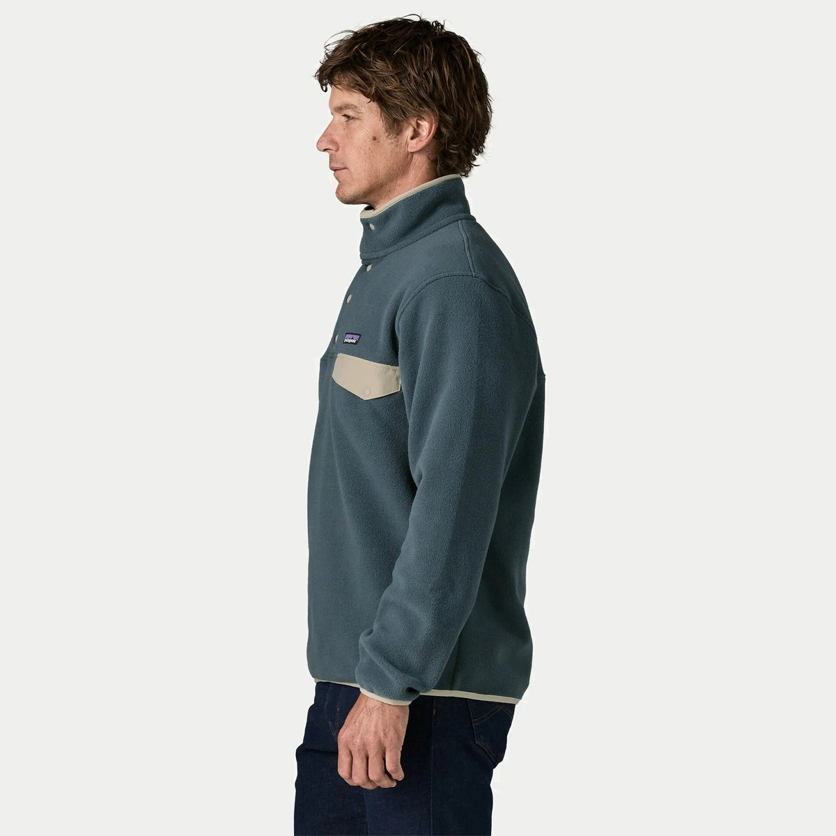 Profil de la polaire Lightweight Snap-T Patagonia Summit Blue, poche poitrine à rabat sable et poignet bordé