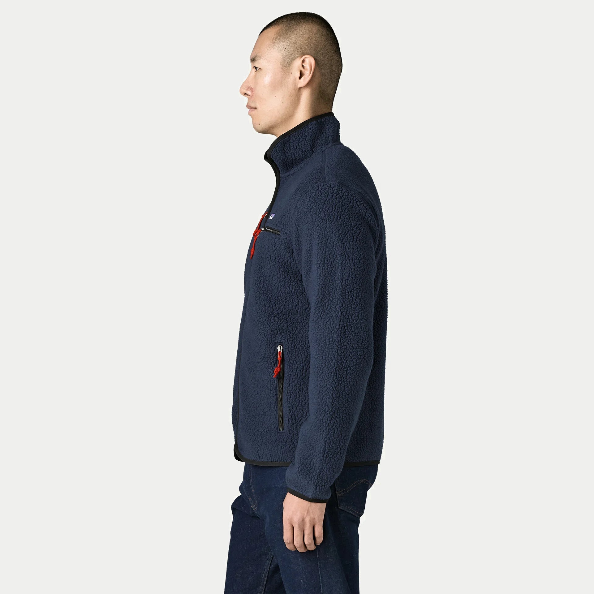 Polaire Retro Pile New Navy Patagonia de profil, empiècement lisse à l'épaule et poche latérale zippée