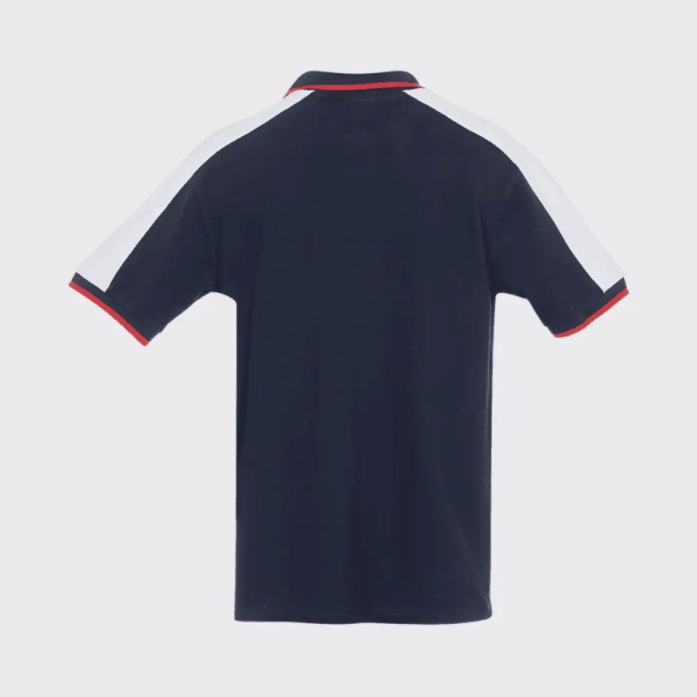 Dos du polo bleu marine uni, bandes blanches sur les épaules et poignets bordés de rouge