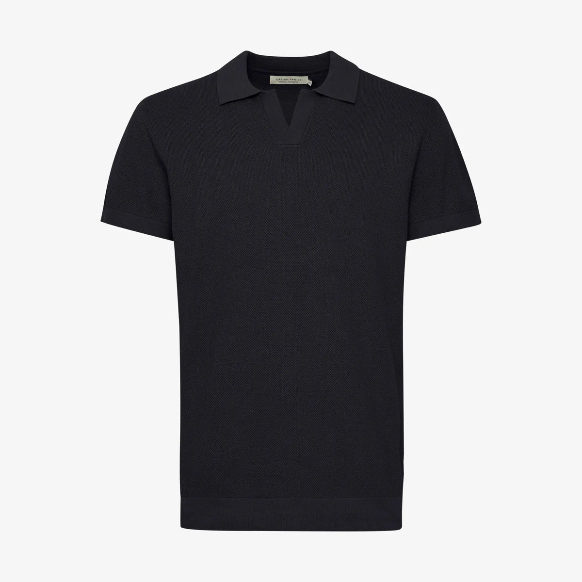 Polo bleu marine en maille texturée, col ouvert sans boutonnage et manches courtes à revers