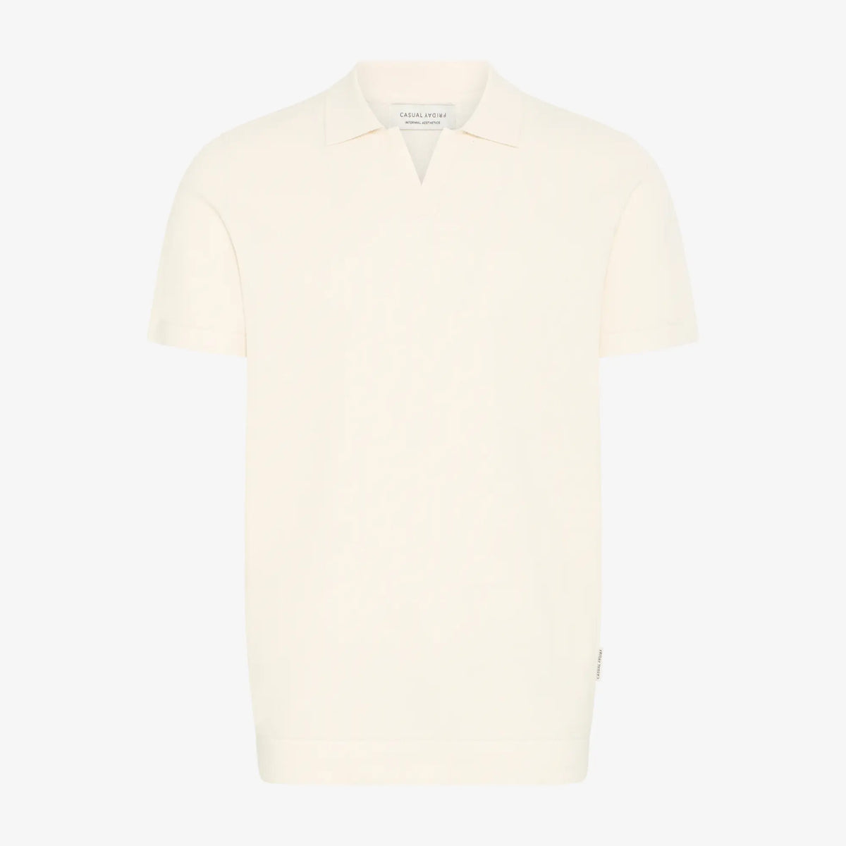 Polo écru en maille fine à col ouvert sans boutonnage, manches courtes à revers