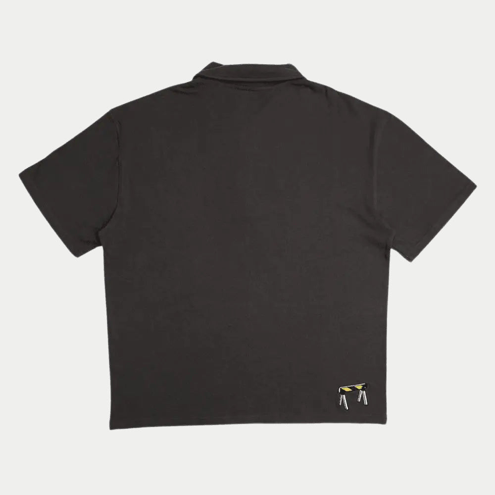 Dos du Polo Gaffer anthracite, petite broderie de lunettes de soleil jaunes en bas à droite