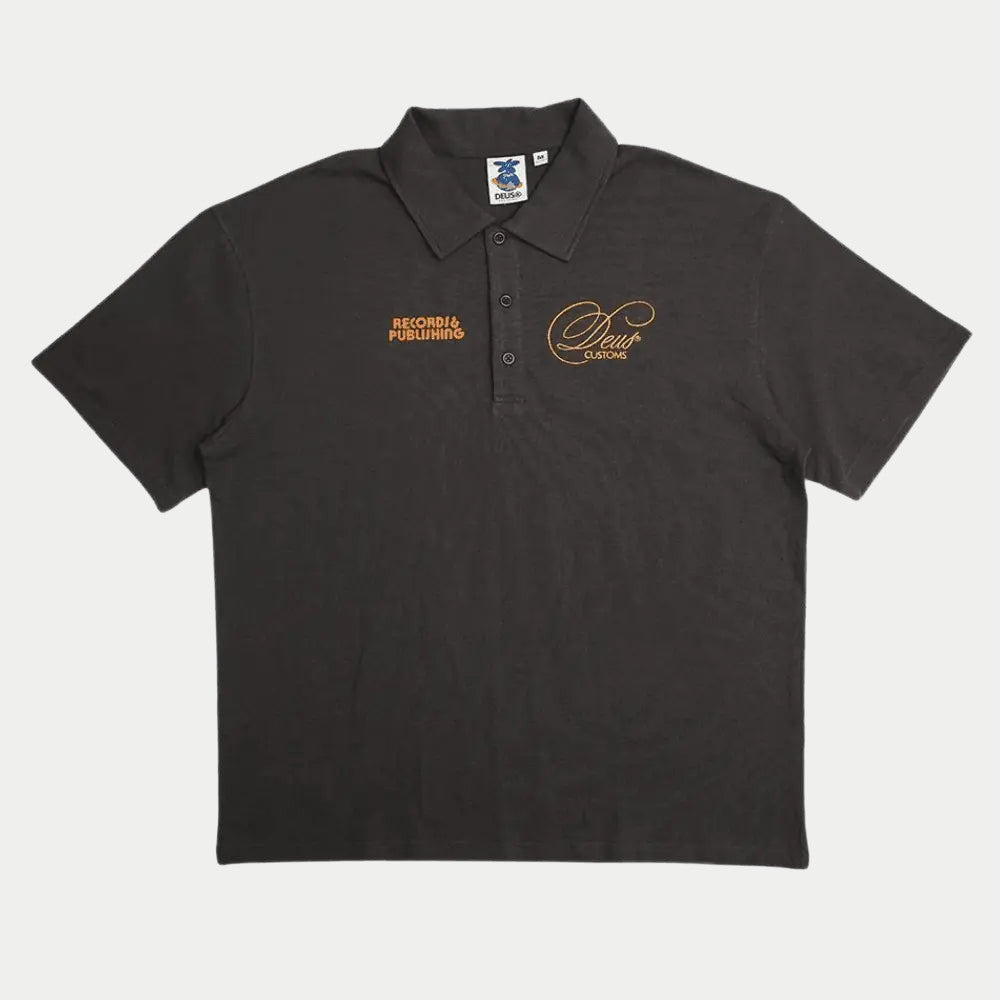 Polo Gaffer gris anthracite en maille piquée, broderies orange Records & Publishing et Deus Customs