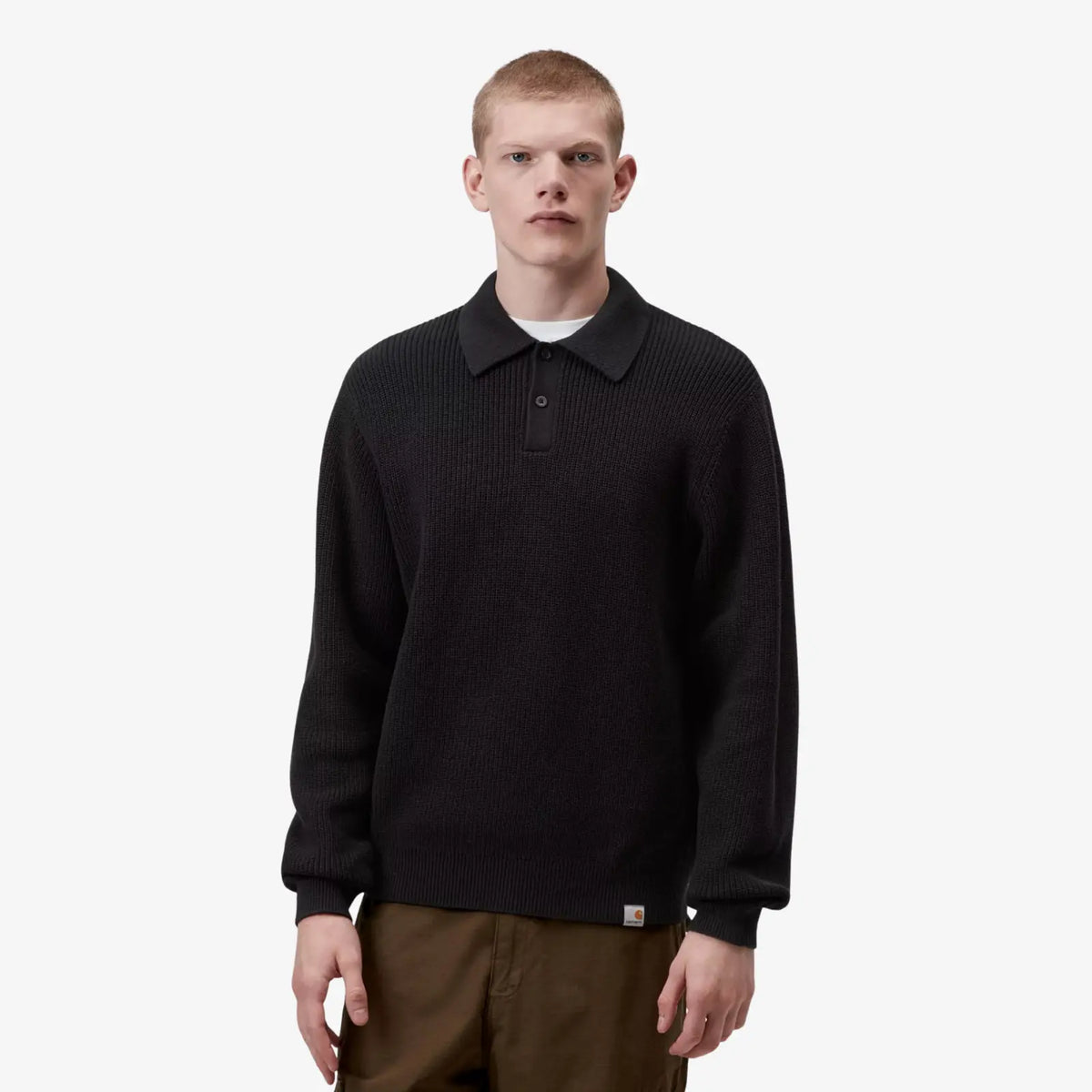 Polo Miles noir porté, col ouvert et patte à deux boutons, étiquette Square Label cousue en bas de corps