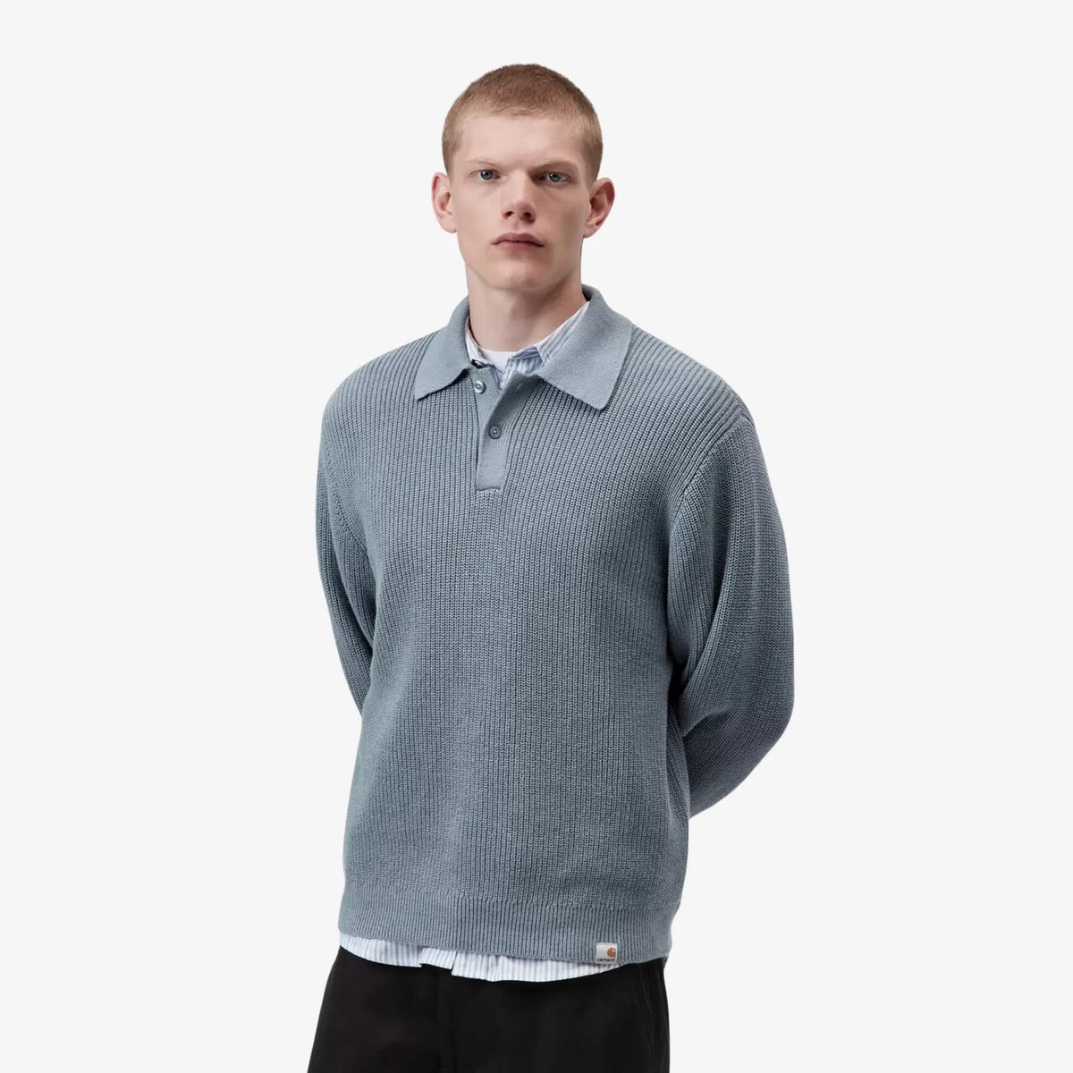 Polo Miles Shady Blue porté, col ouvert sur deux boutons et manches longues en maille bleu poudré