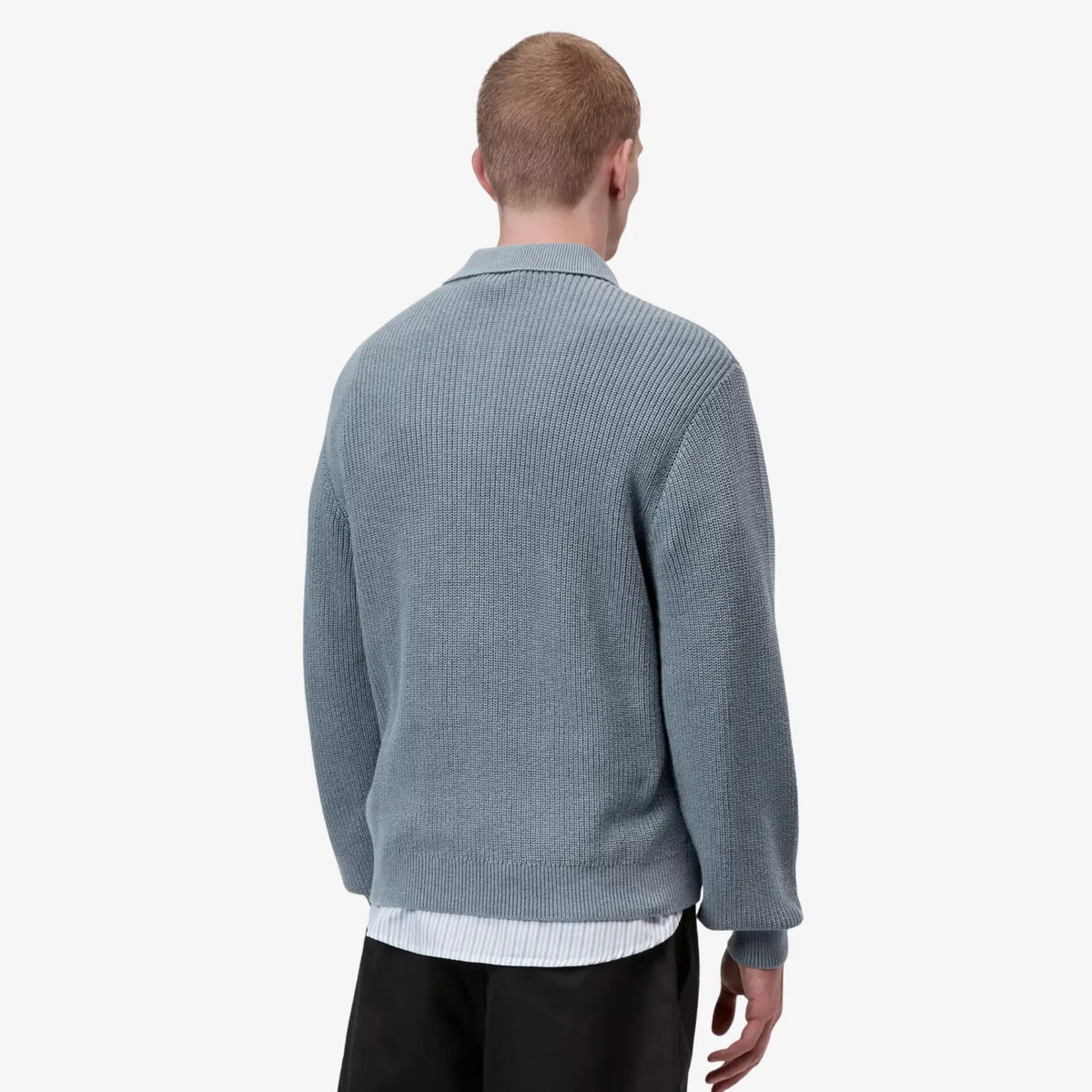Dos porté du polo Miles Shady Blue, tricot de coton bleu grisé et bord-côte marqué à la base du corps