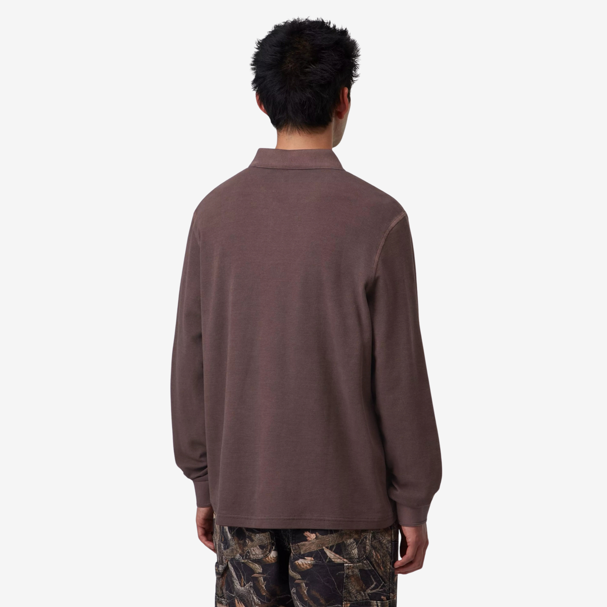 Polo Rugby Waffle Palisander Carhartt WIP porté de dos, épaules tombantes et col plat sur la maille gaufrée