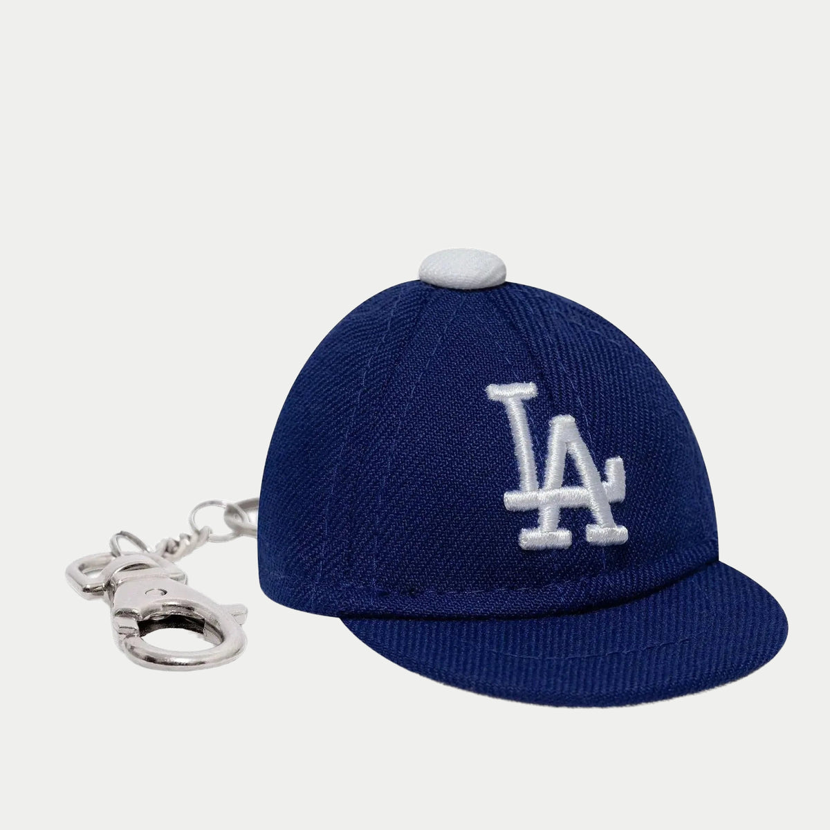 Porte-clés Mini Casquette LA Dodgers New Era - trois-quarts avant en plan large, mousqueton métal et visière courbée