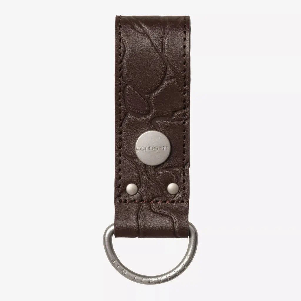 Dos du porte-clés en cuir brun chocolat, camouflage gaufré, surpiqûres ton sur ton et anneau métal gravé