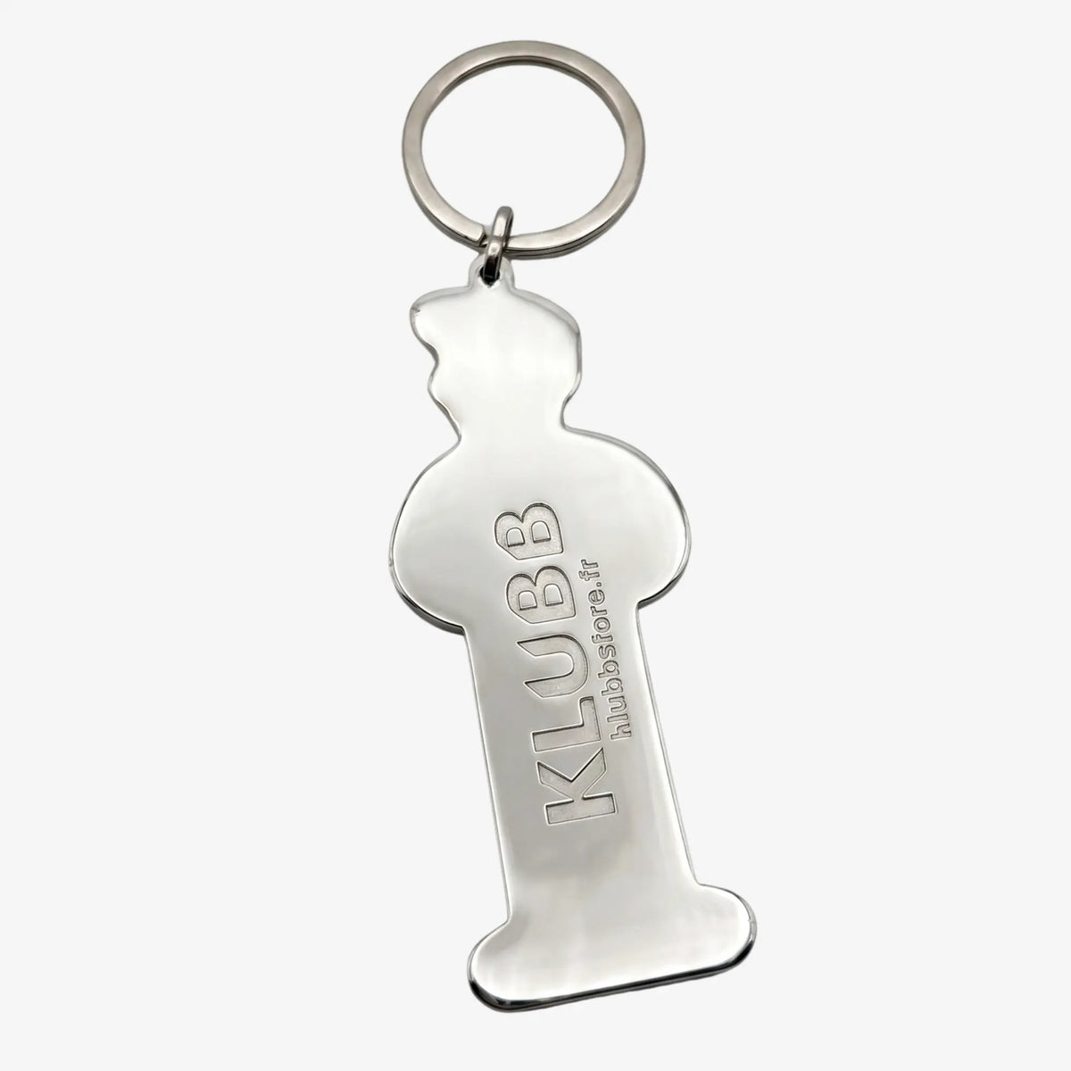 Verso poli du porte-clés Klubb, silhouette en métal argenté gravée en creux KLUBB et klubbstore.fr, anneau de jonction