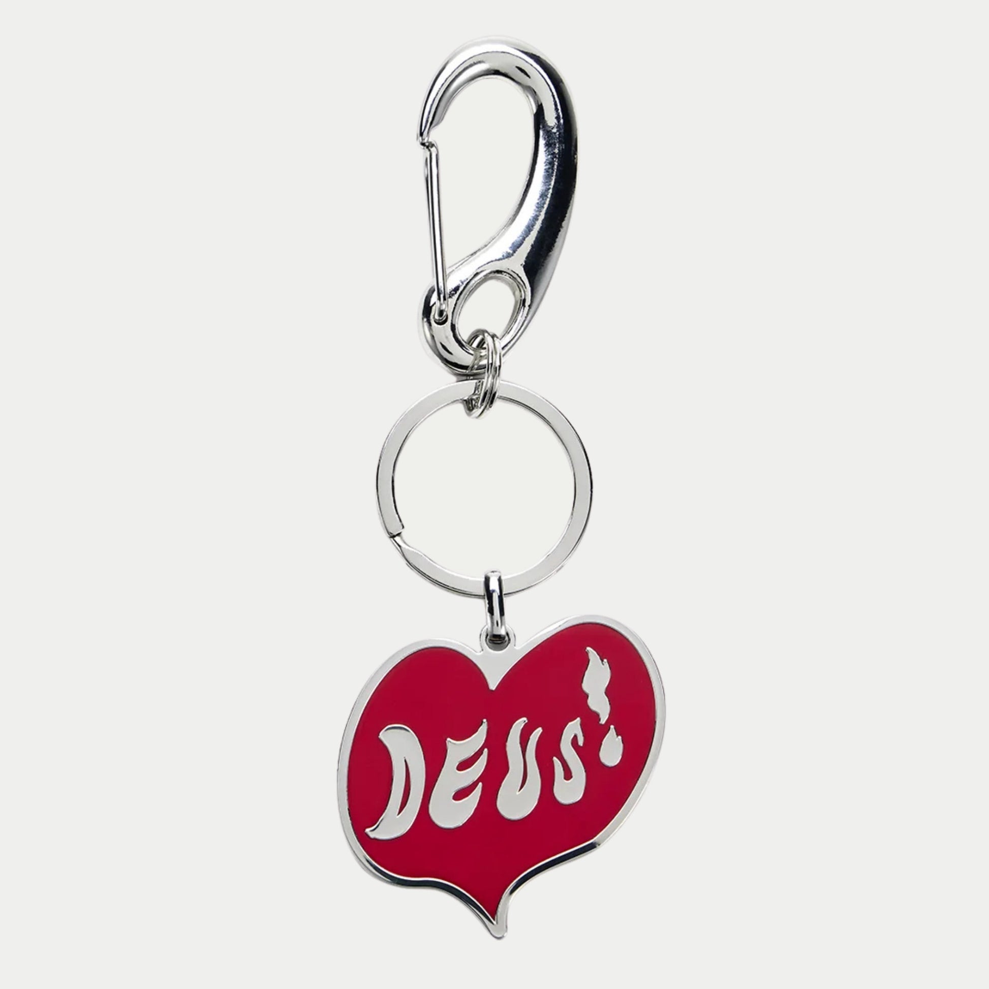 Porte-clés Deep Cut Deus Ex Machina : plaque cœur en émail rouge, lettrage DEUS blanc, mousqueton et anneau chromés.