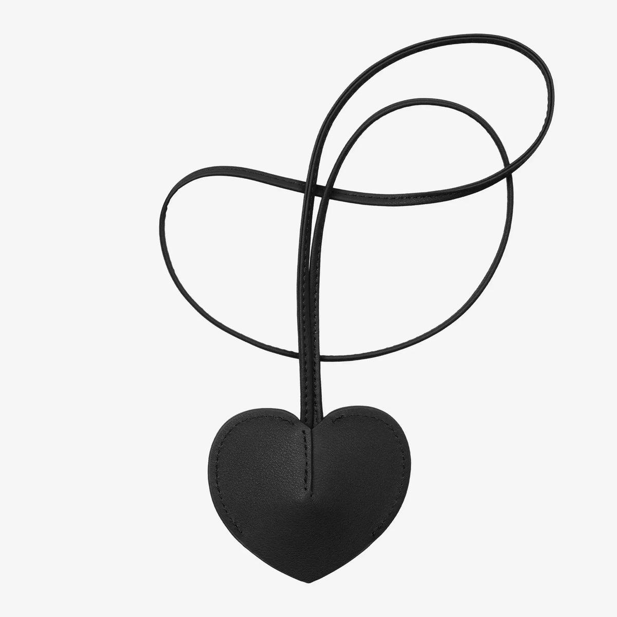 Cœur en cuir noir du porte-clés Hartt Key Bell, face sans marquage, surpiqûre de contour et lanière en grandes boucles