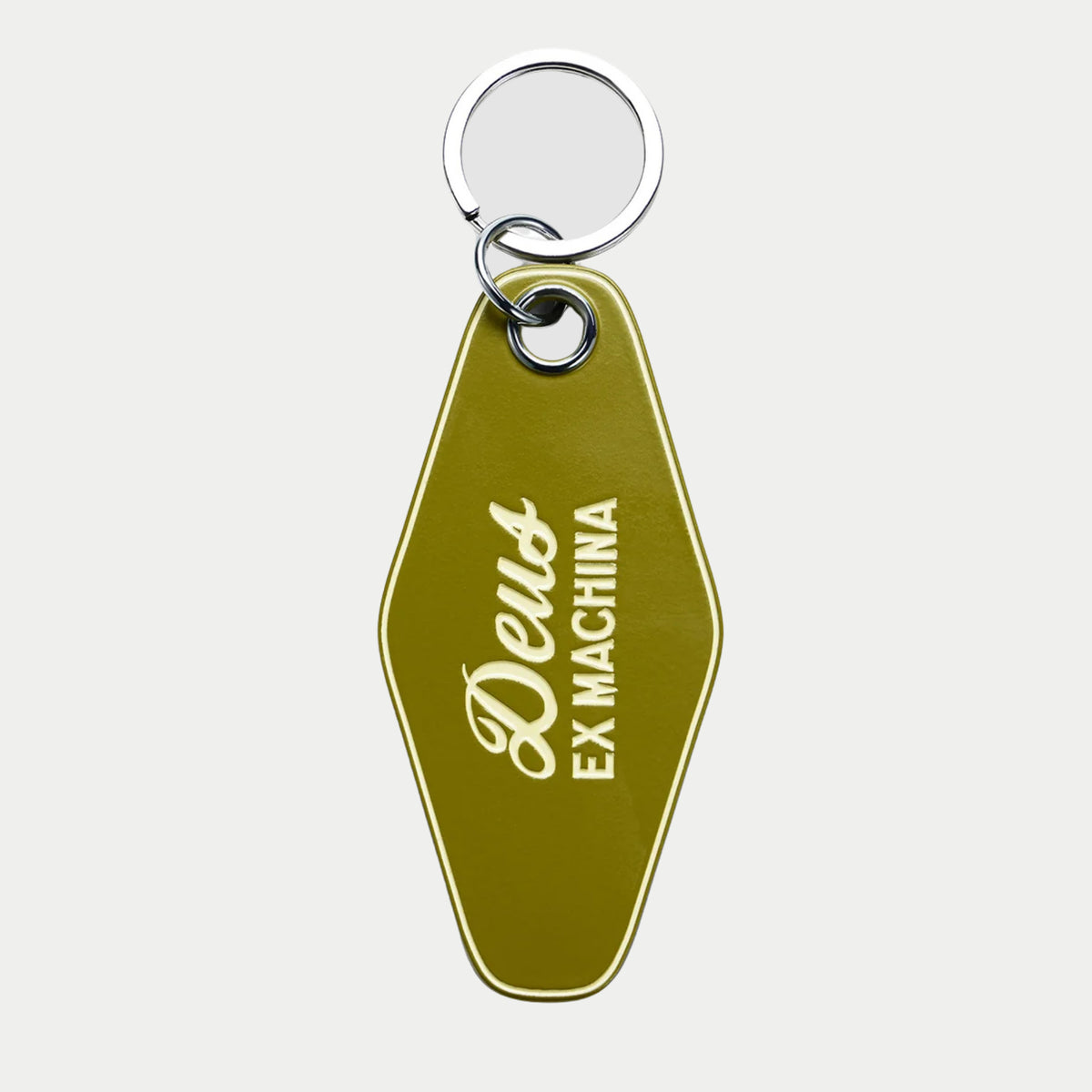 Porte-clés Canggu olive Deus Ex Machina, recto : plaque losange émaillée, Deus en cursive ivoire, filet sur le contour