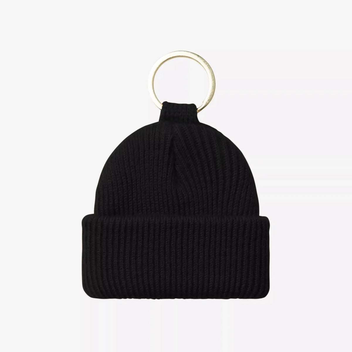 Porte-clés mini bonnet noir vu de dos, maille côtelée serrée, revers épais et anneau métal doré poli