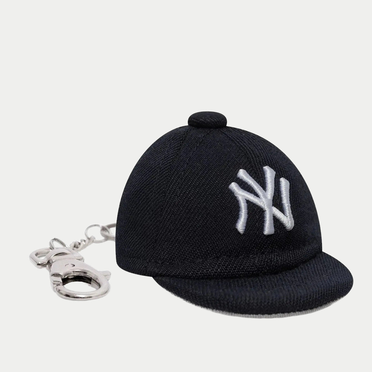 Porte-clés Mini Casquette New York Yankees New Era - trois-quarts avant en plan large, mousqueton métal et bouton de couronne bleu marine