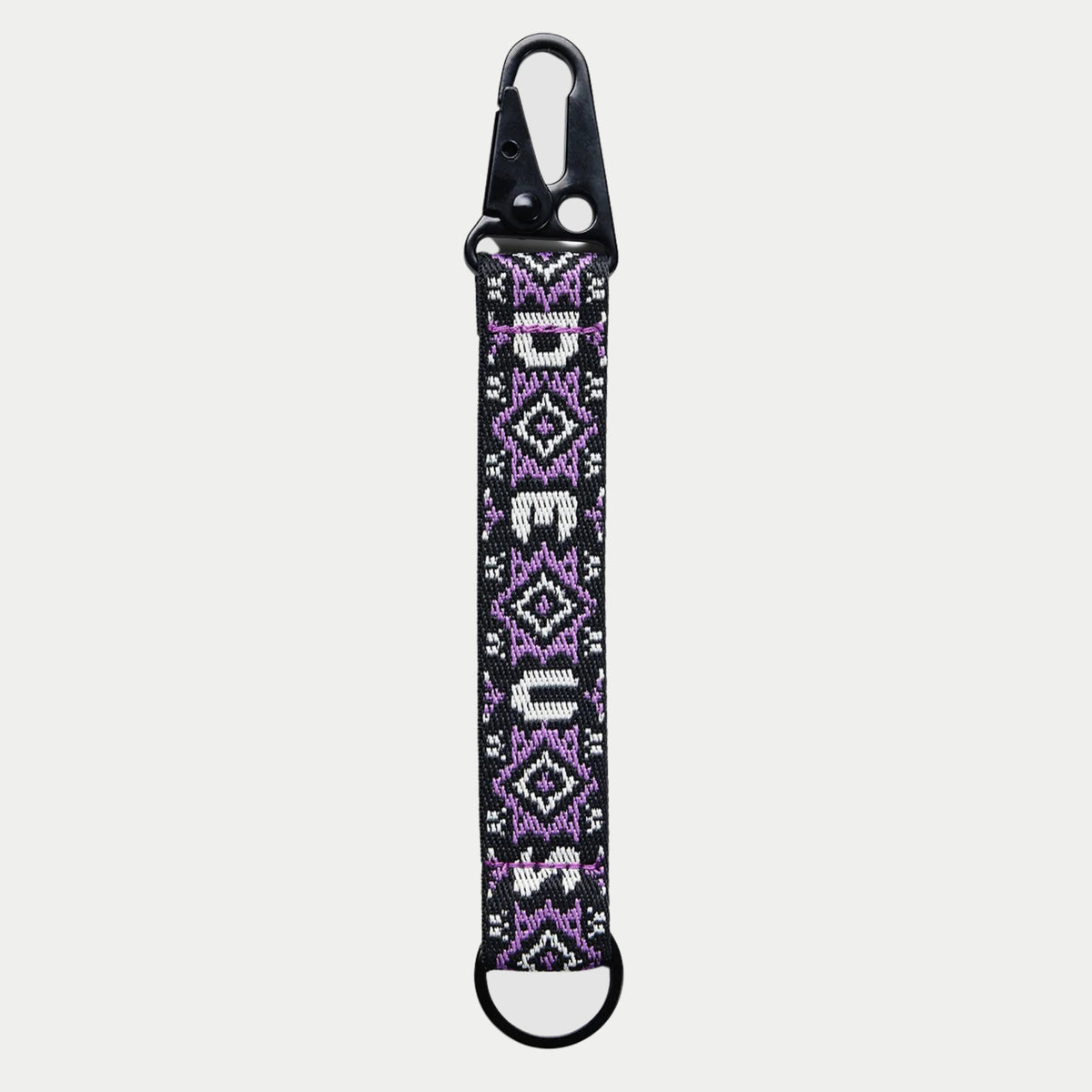 Porte-clés Utah : sangle noire, jacquard losanges lilas et blancs, lettrage DEUS vertical, mousqueton à ressort, anneau en D
