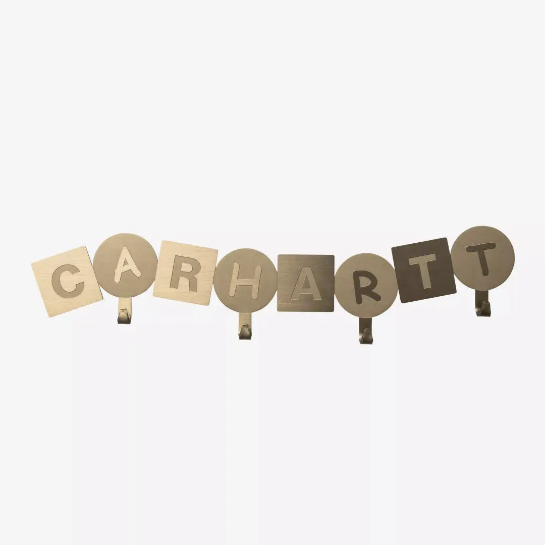 Porte-manteau ABC en laiton doré : sept plaques lettrées rondes et carrées alignées et quatre crochets