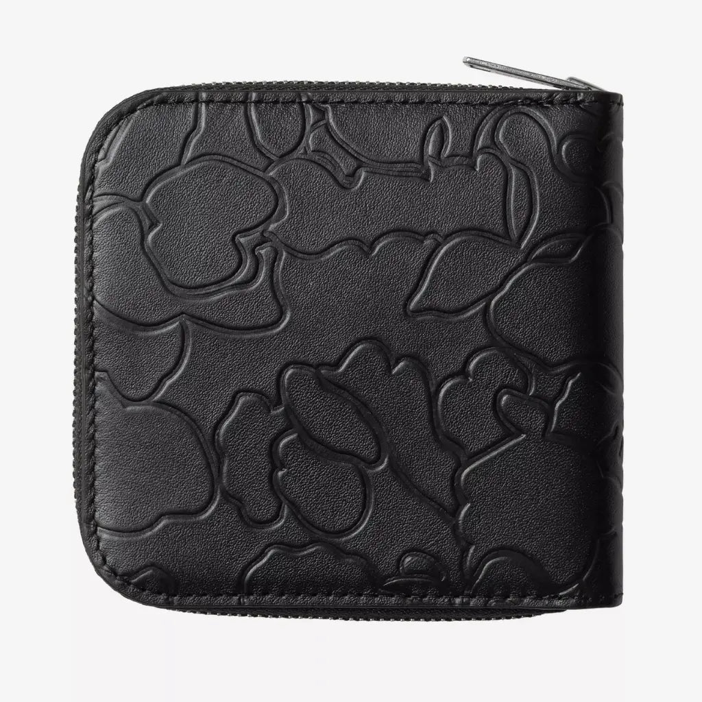 Dos du portefeuille noir, camouflage embossé en creux sur tout le cuir et zip qui en fait le tour