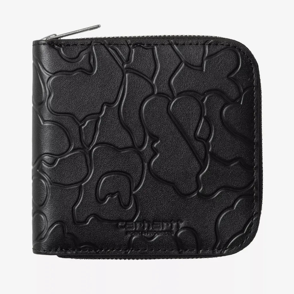 Portefeuille noir en cuir grainé vu de face, camouflage embossé ton sur ton et logo script frappé en bas
