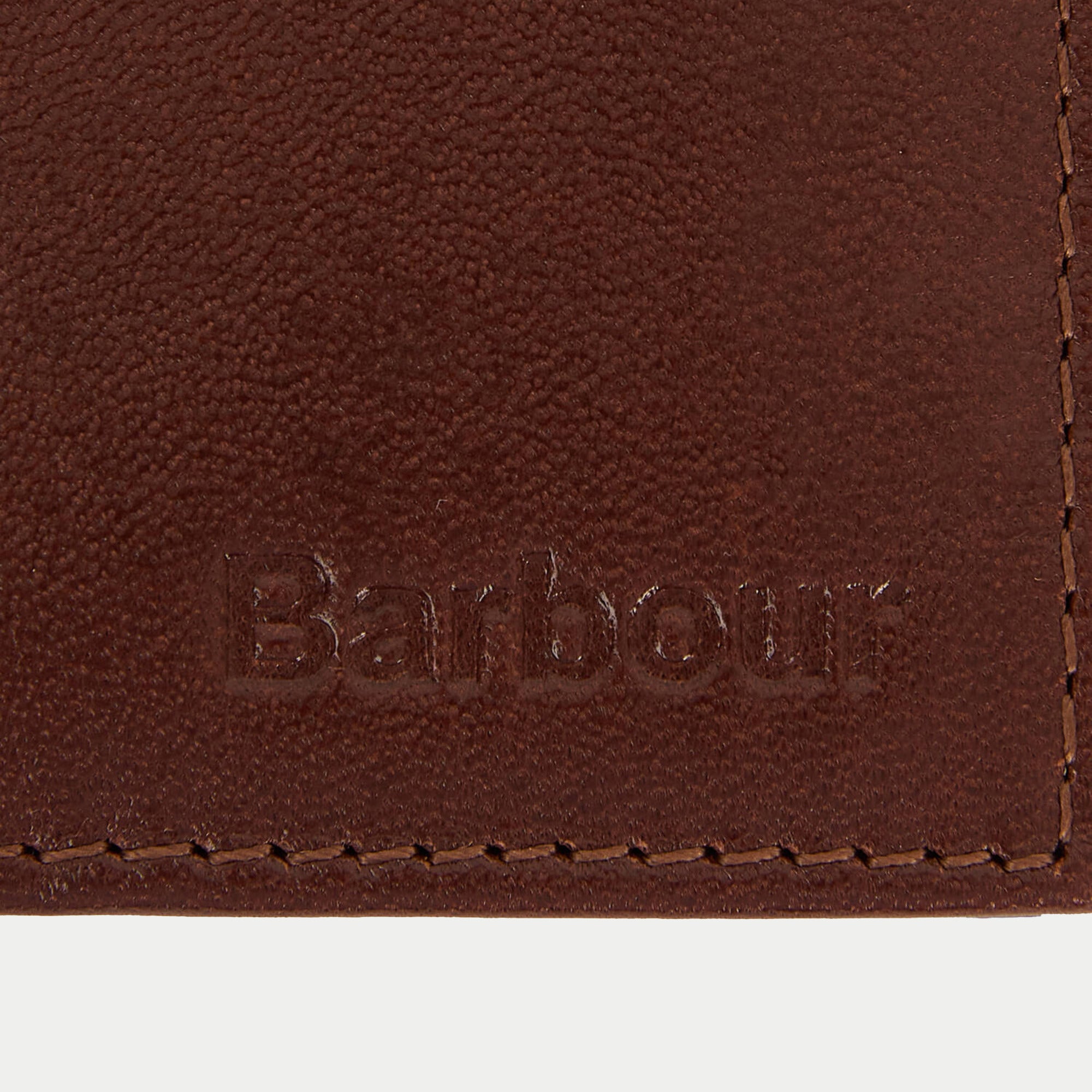 Portefeuille Colwell marron Barbour - gros plan sur le logo embossé et le grain du cuir