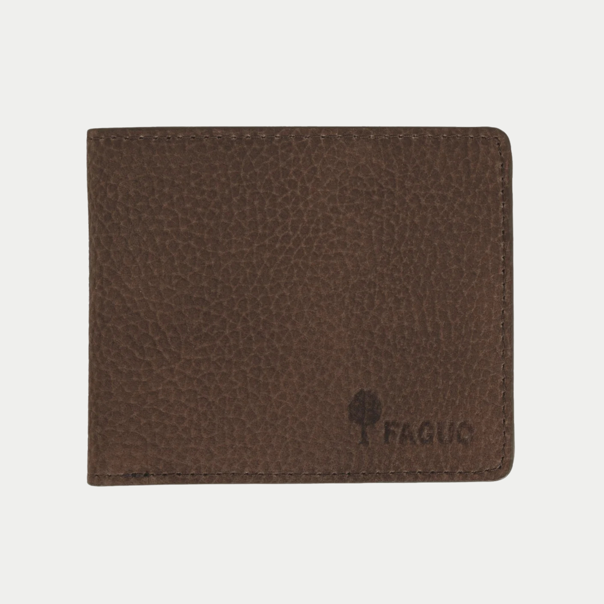 Portefeuille Faguo en cuir marron grainé, fermé de face, logo arbre FAGUO embossé en bas à droite