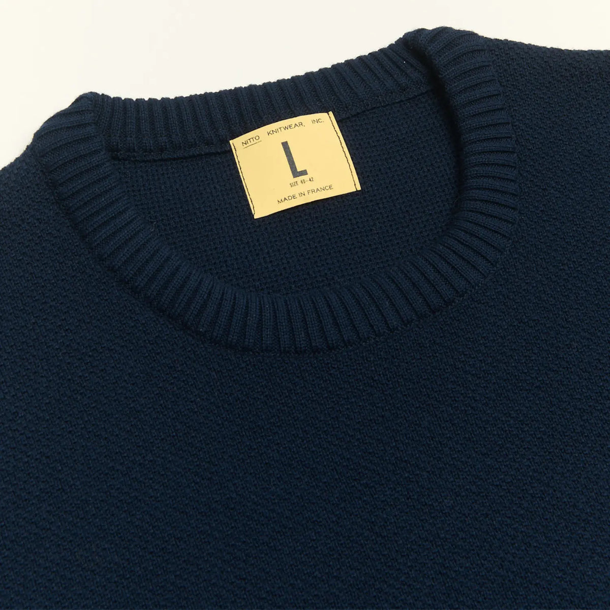Encolure côtelée du Pull Agop Bleu Marine, étiquette tissée Nitto Knitwear sous le col
