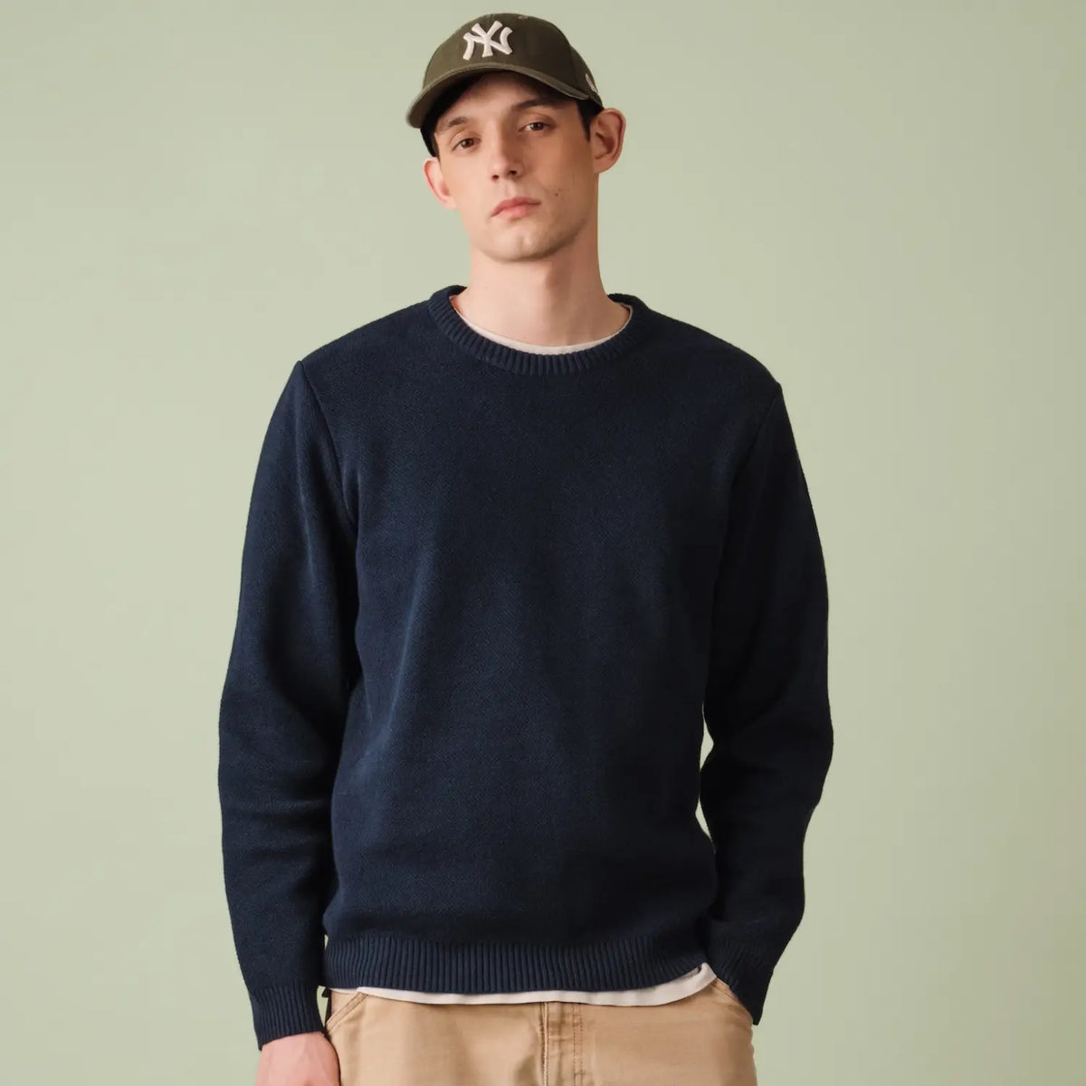 Pull Agop en coton Bleu Marine porté de face, bord-côte de taille et manches longues