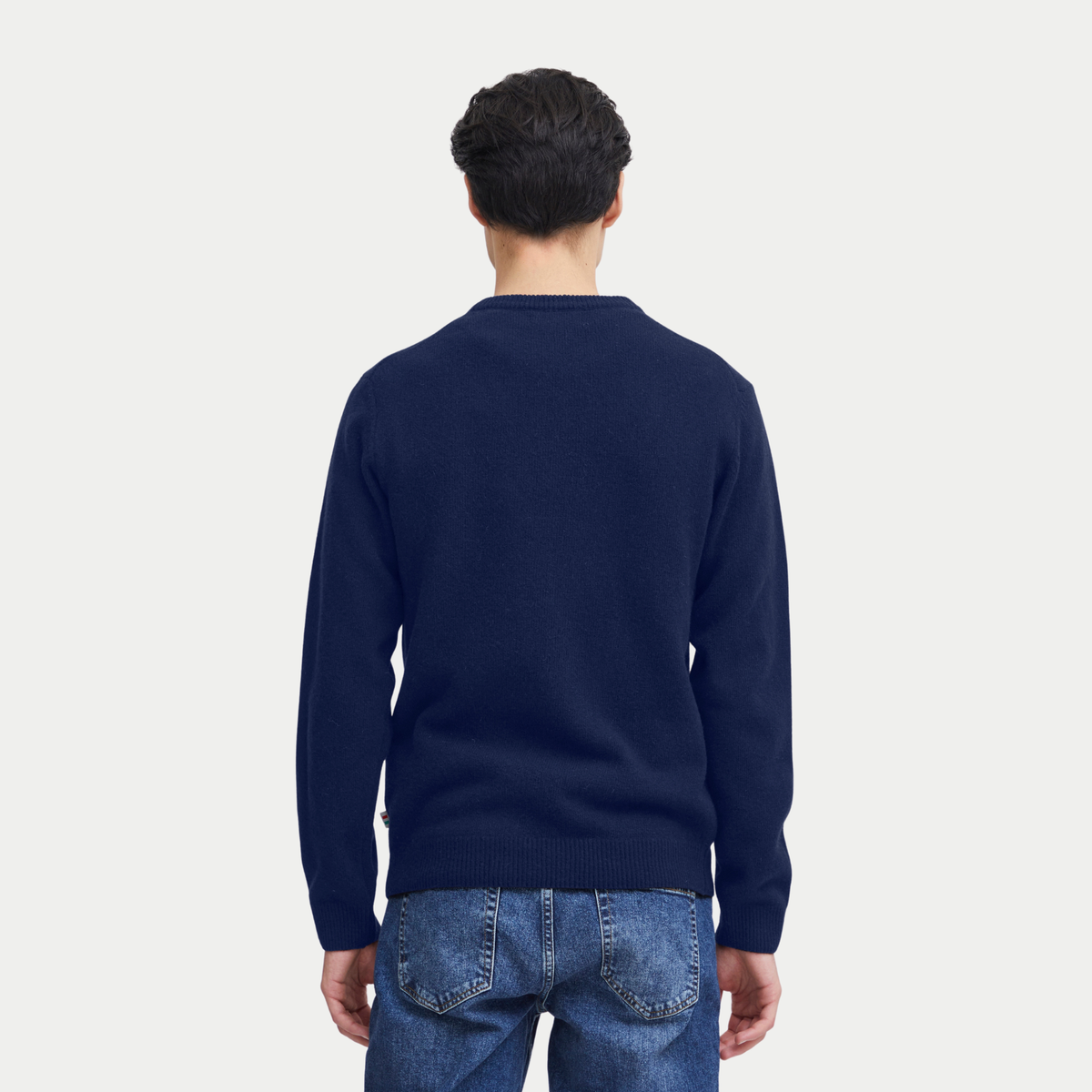 Pull Navy Blazer vu de dos, maille fine bleu marine profond et poignets côtelés