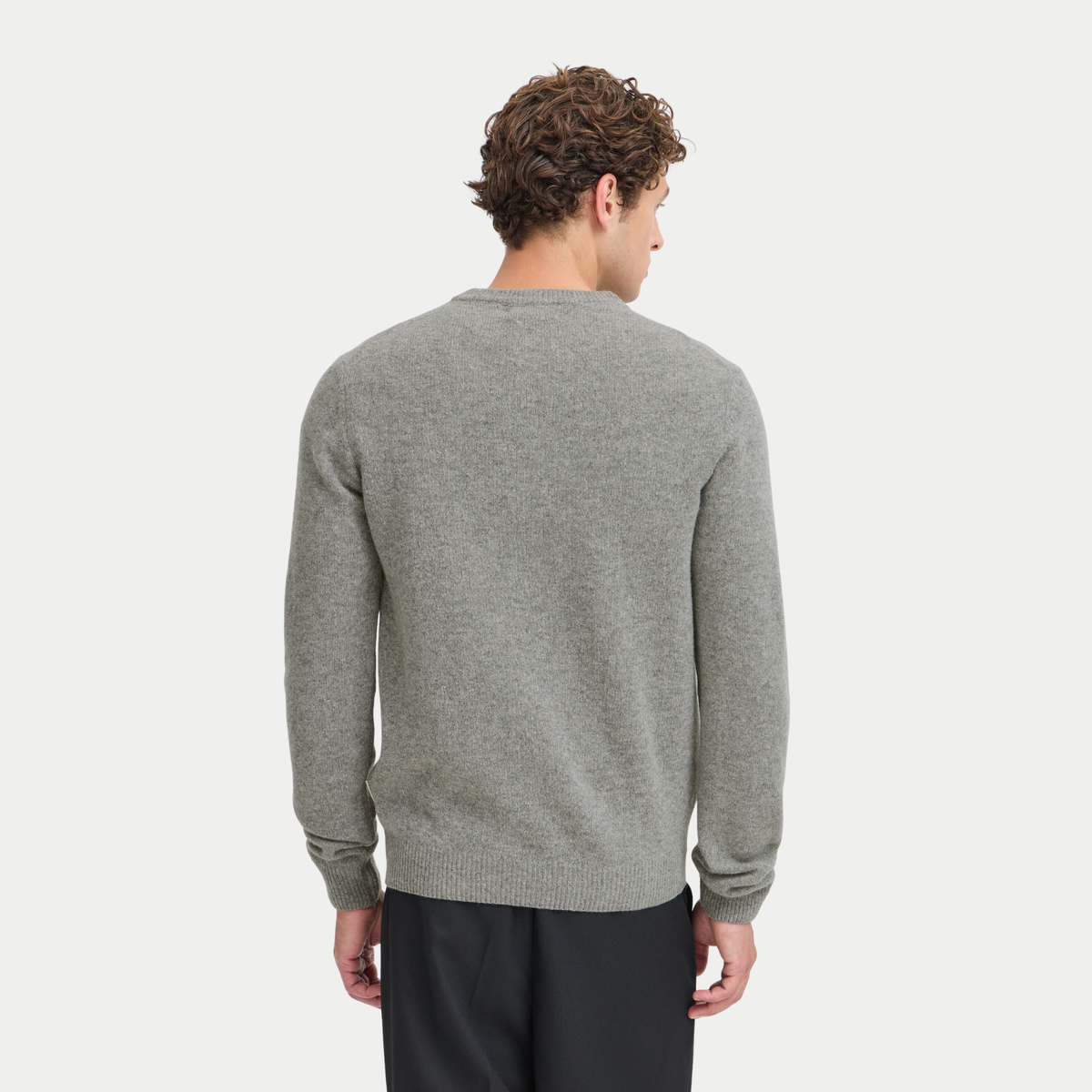 Dos du pull Casual Friday gris Monument Melange porté, ligne droite et bas de corps resserré par les côtes