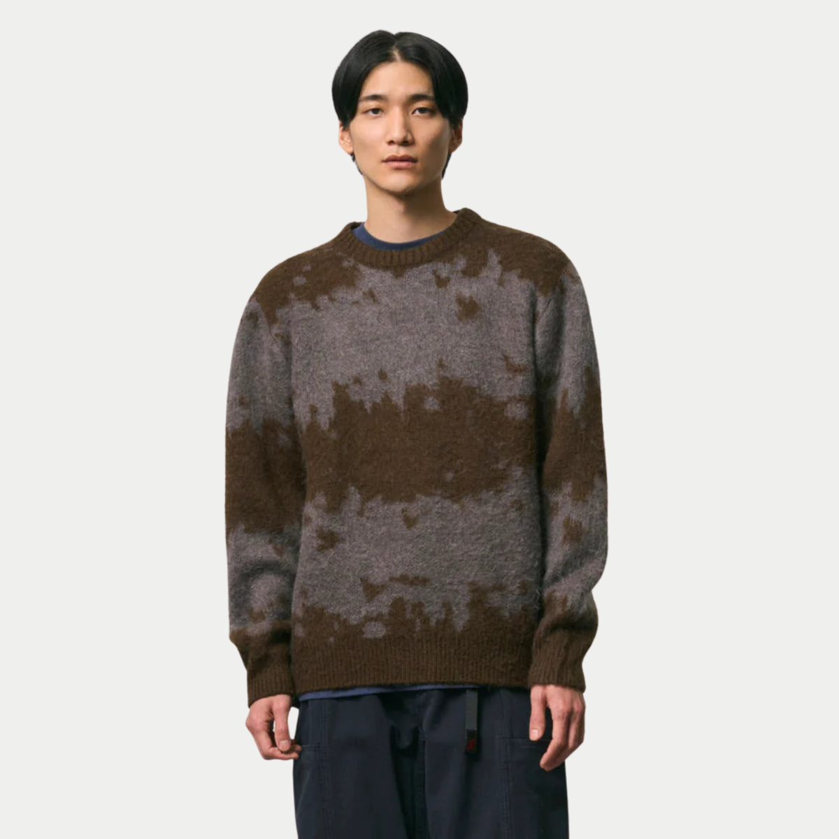 Pull en mohair Gramicci Slate porté de face, éclaboussures brun foncé sur une maille gris ardoise duveteuse