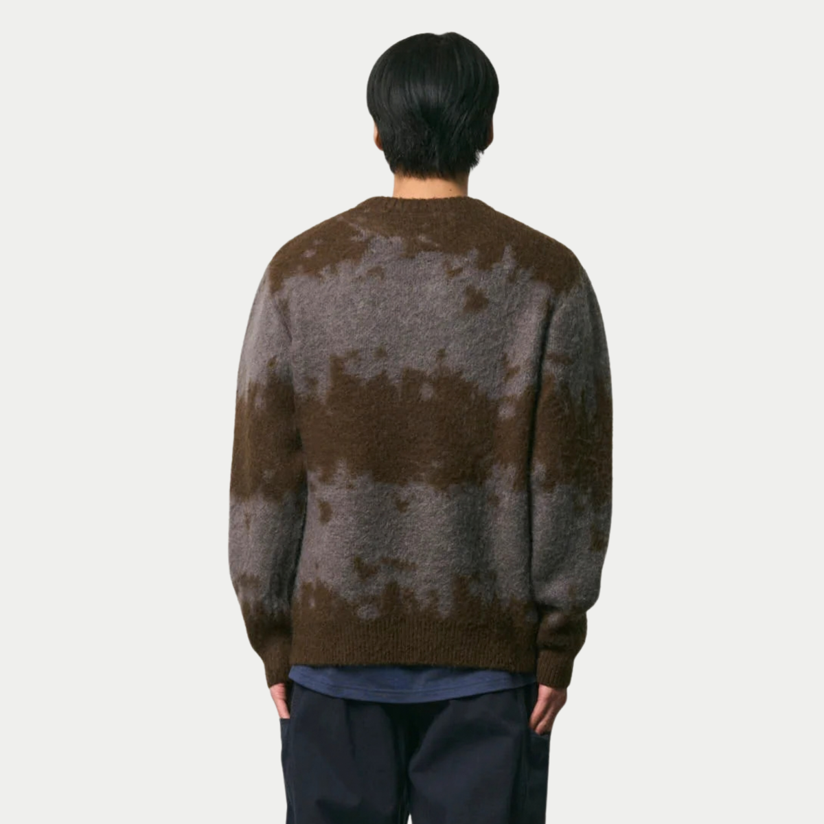 Pull en mohair Gramicci Slate vu de dos, larges éclaboussures brunes traversant la maille gris ardoise