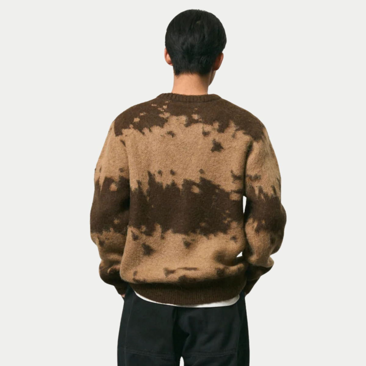 Pull en mohair Gramicci taupe porté de dos, maille duveteuse éclaboussée de brun foncé