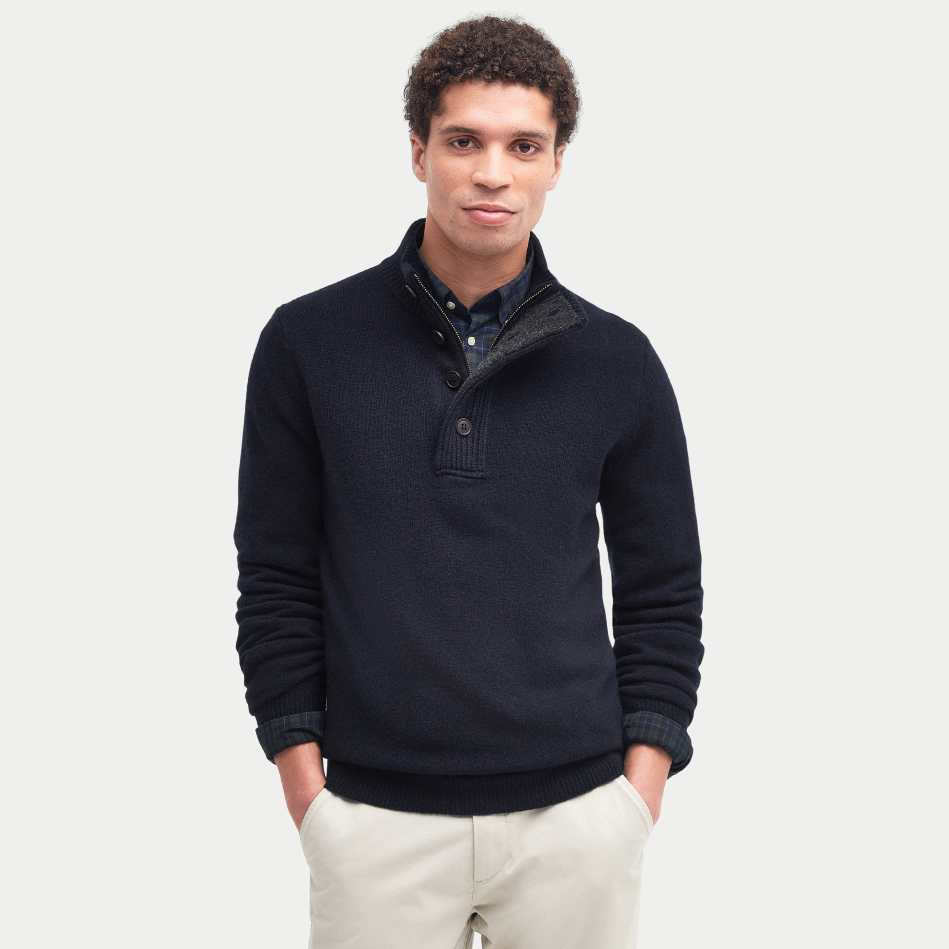 Pull Barbour Essential Patch bleu marine porté de face sur un pantalon crème
