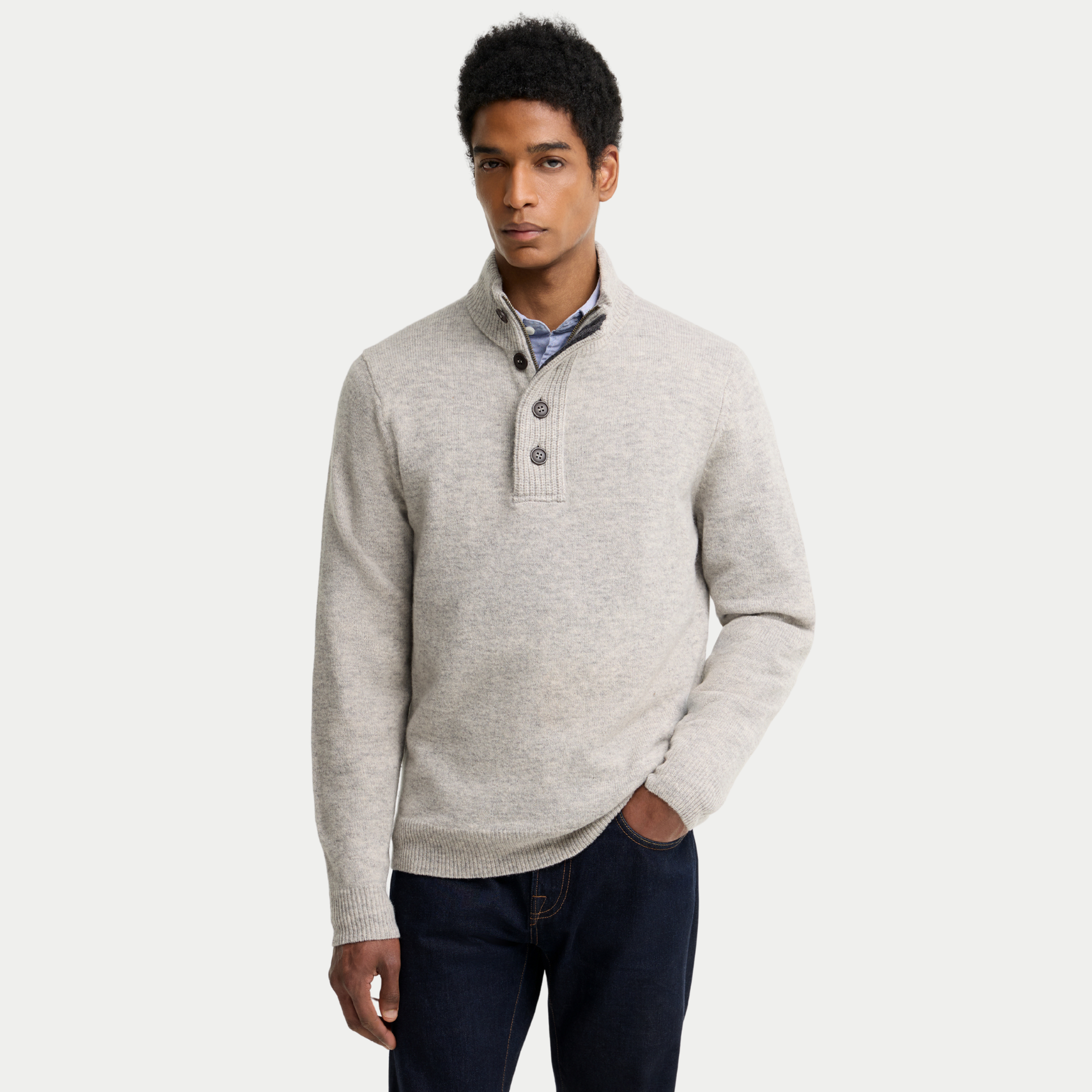 Pull Barbour Essential Patch Light Grey Marl porté de face sur un jean brut, col ouvert sur une chemise