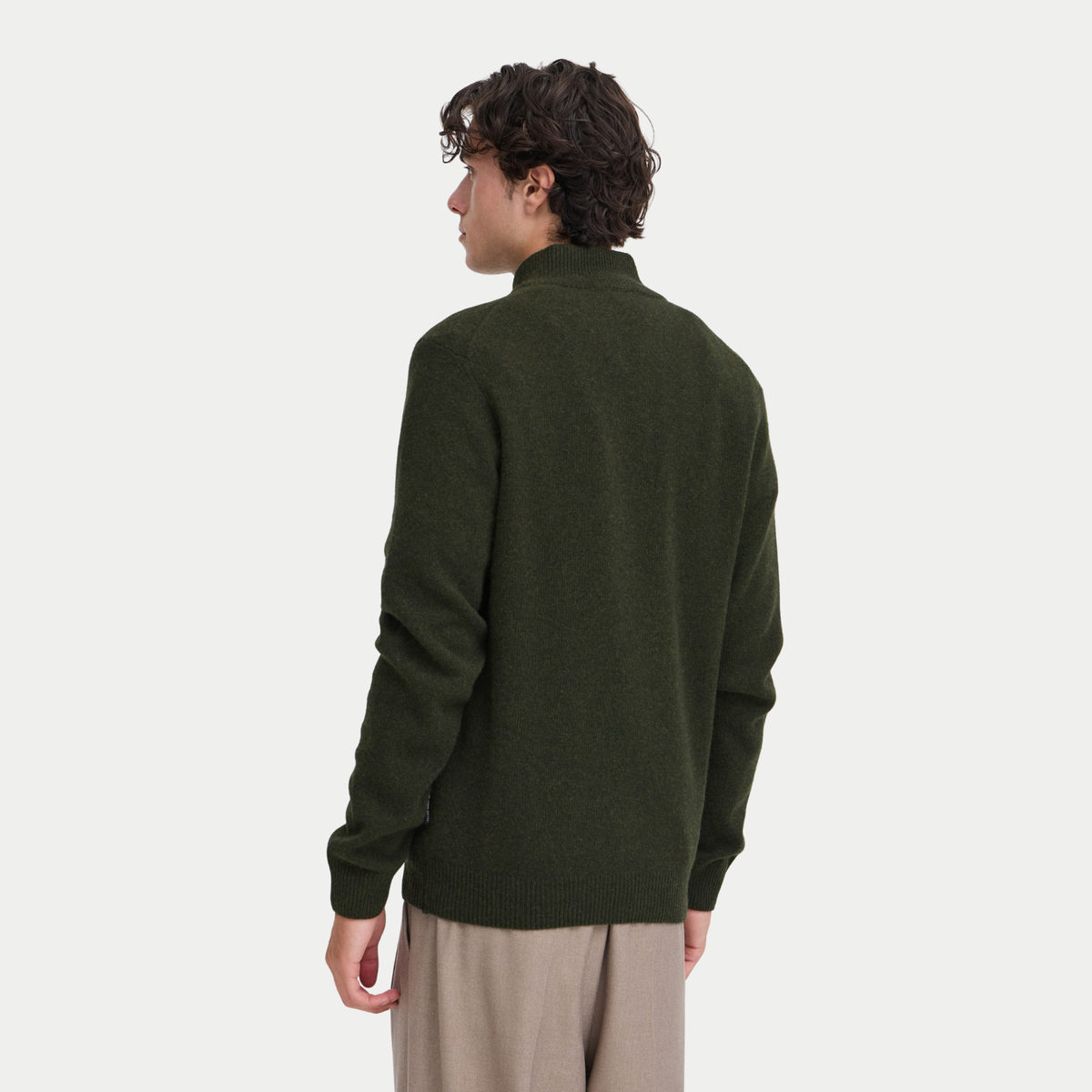 Pull half zip kaki vu de dos porté, maille fine et bas de corps côtelé