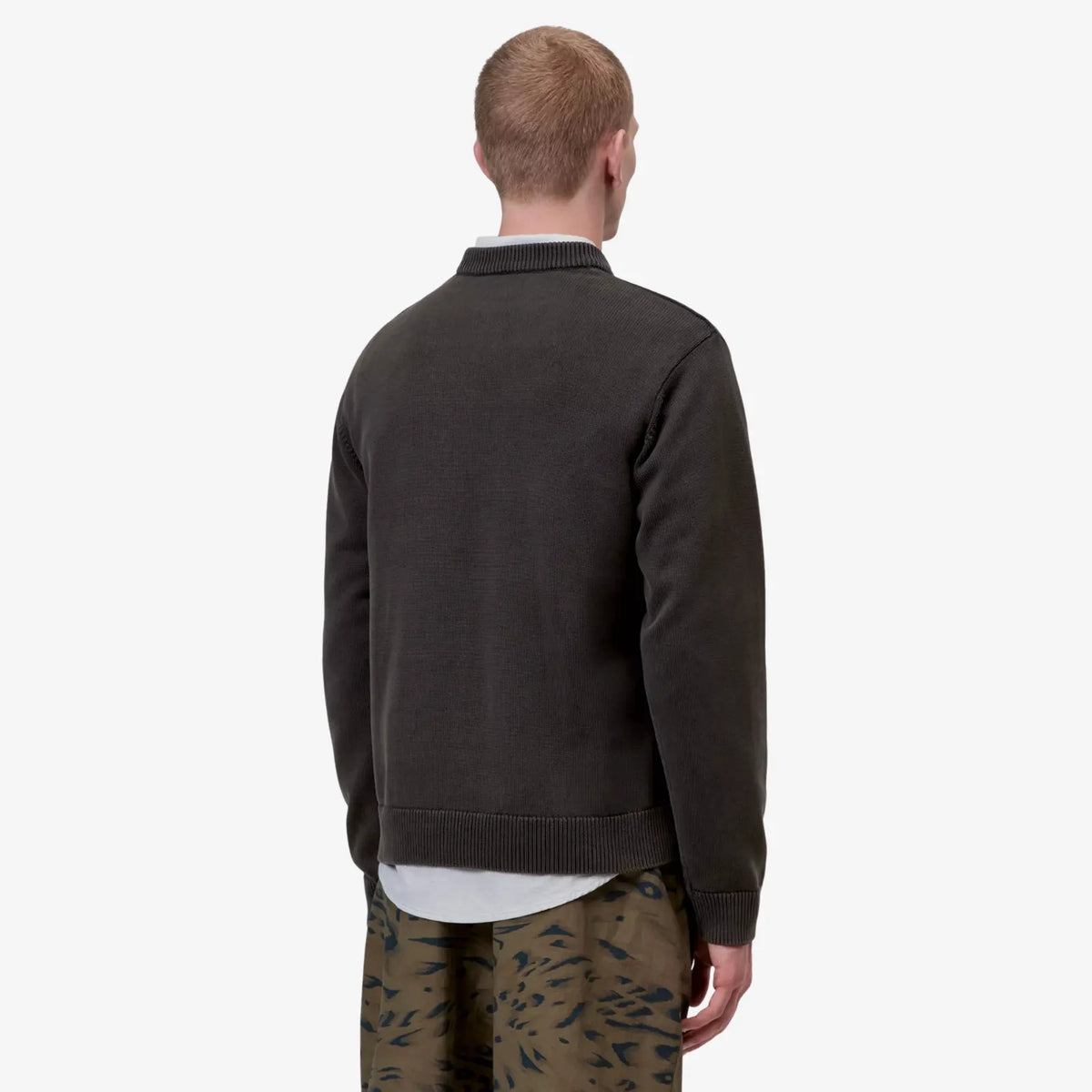 Pull Kori noir garment dyed porté de dos : maille unie, encolure côtelée, manches longues, base côtelée