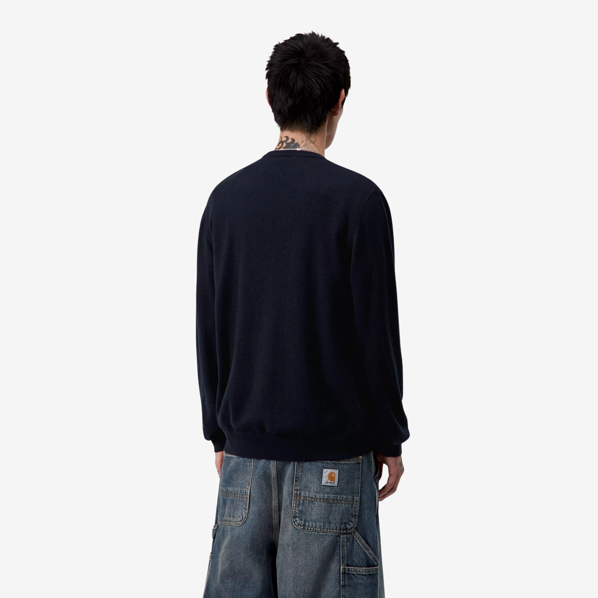 Pull Madison Carhartt WIP bleu marine porté de dos, tombé droit et poignets côtelés