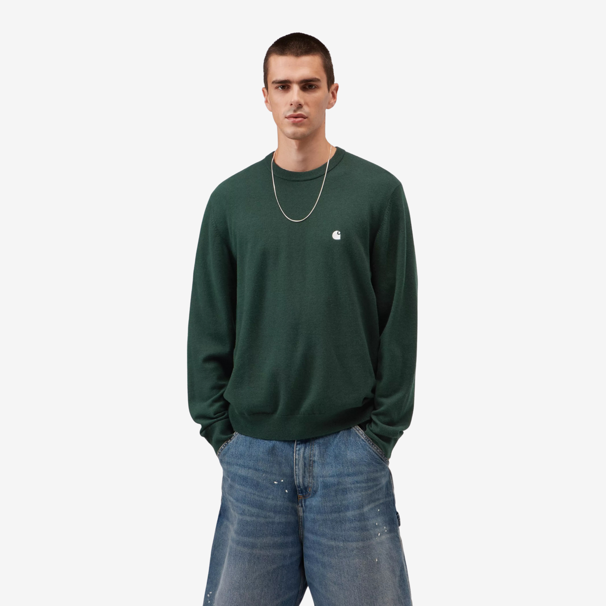 Pull Madison Carhartt WIP Dark Scarab porté de face sur un jean clair