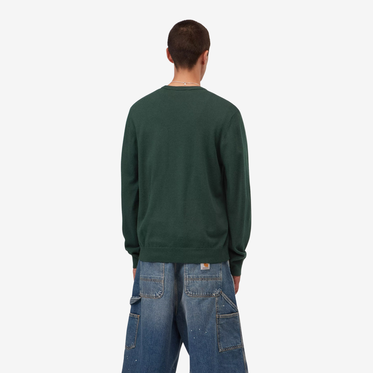 Pull Madison Carhartt WIP Dark Scarab porté de dos, épaules et bas de pièce côtelé