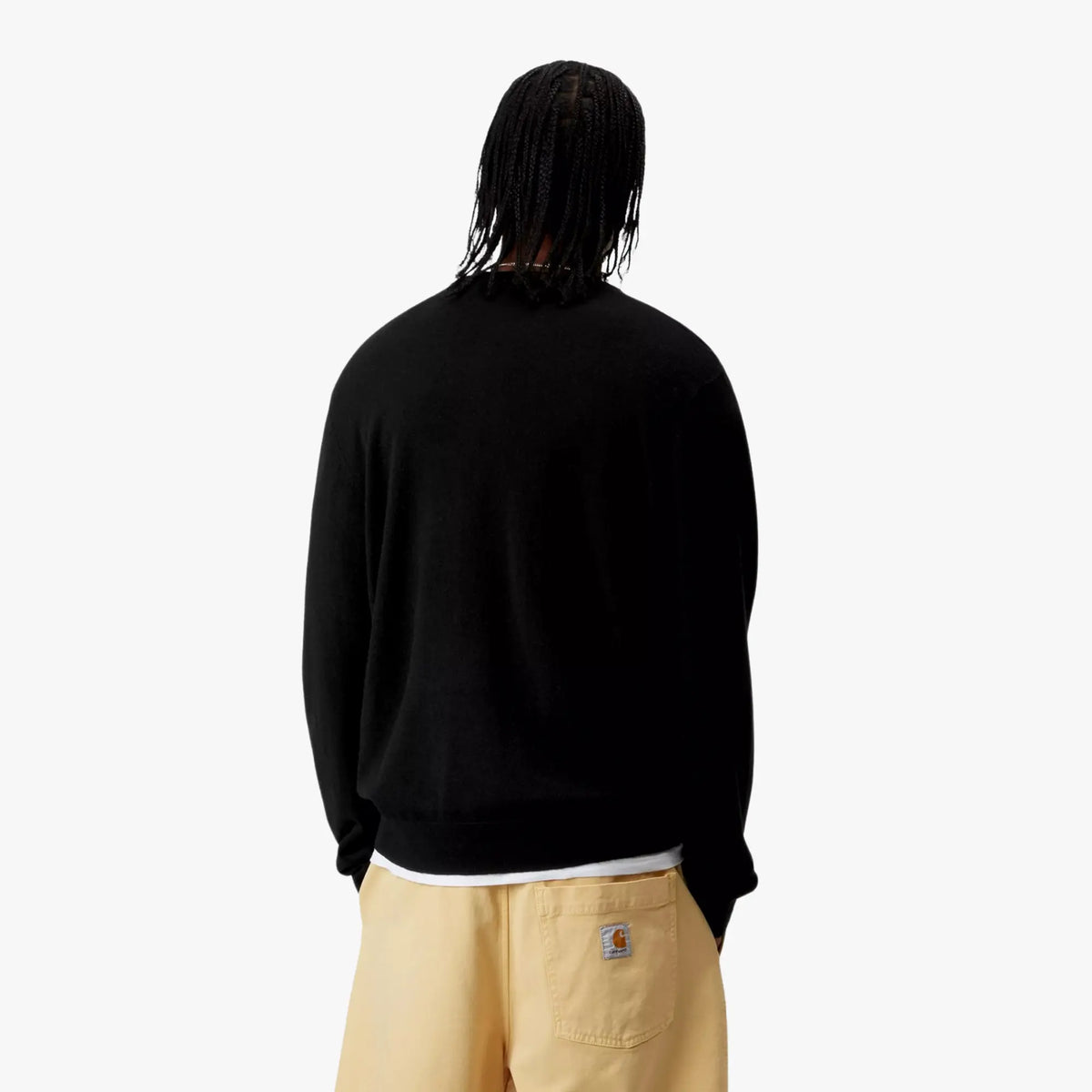 Pull Madison noir vu de dos porté, tombé droit de la maille fine et encolure côtelée