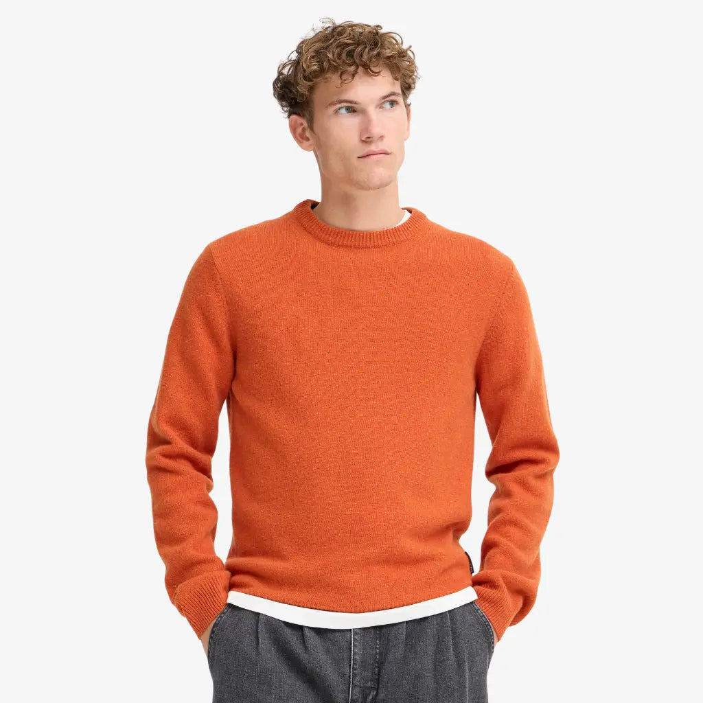 Pull Burnt Ochre porté, col rond côtelé et bord-côte de taille laissant dépasser un t-shirt blanc