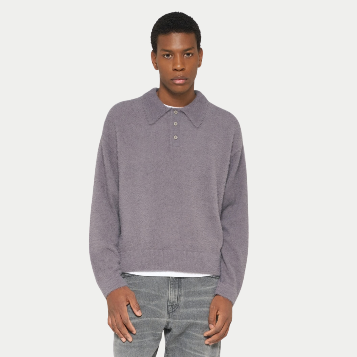 Pull polo Dex Edwin mauve grisé porté de face, coupe carrée et col ouvert sur un tee-shirt blanc