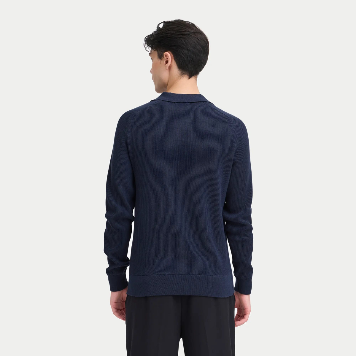 Vue de dos portée du pull polo bleu marine, col rabattu et emmanchures raglan