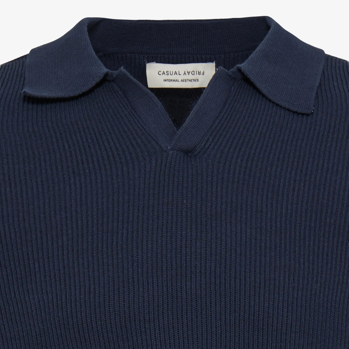 Gros plan du col polo bleu marine et de l'étiquette Casual Friday, Informal Aesthetics