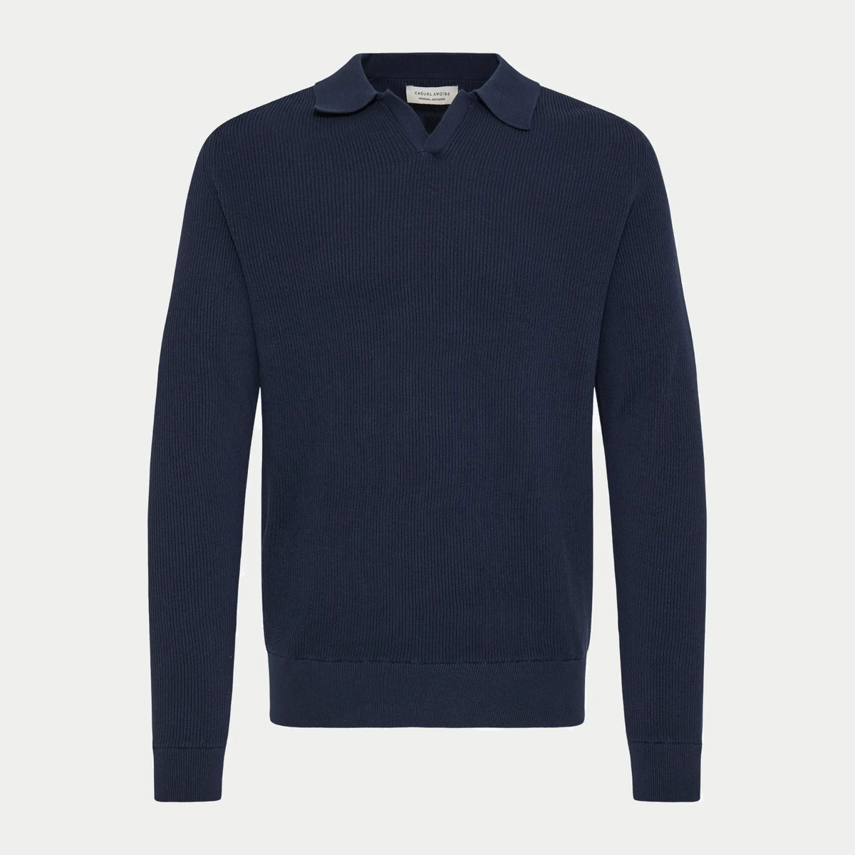 Pull polo bleu marine à plat, col polo ouvert et corps entièrement côtelé, manches longues