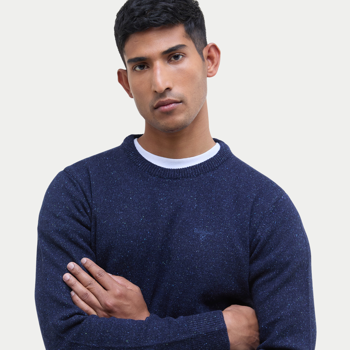 Gros plan du Pull Barbour Tisbury bleu marine, nepps clairs du fil tweed et encolure côtelée