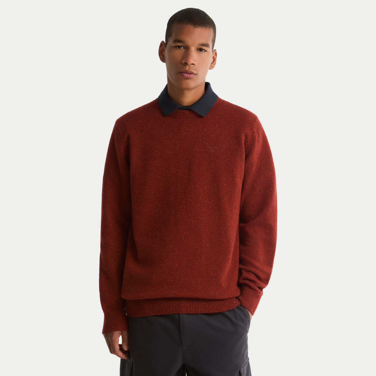 Pull Barbour Tisbury Russet porté sur un polo marine, vue de face
