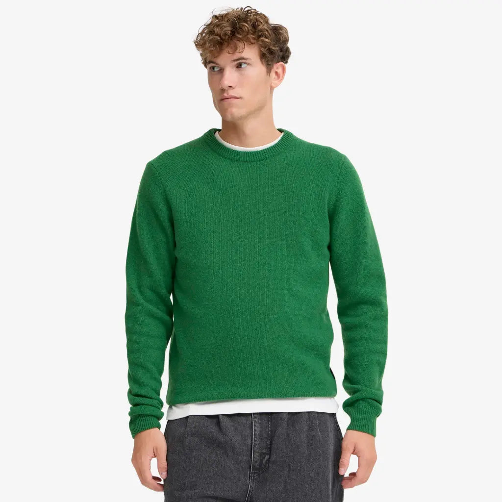 Pull Fairway porté sur un t-shirt blanc, col rond côtelé et maille bien couvrante