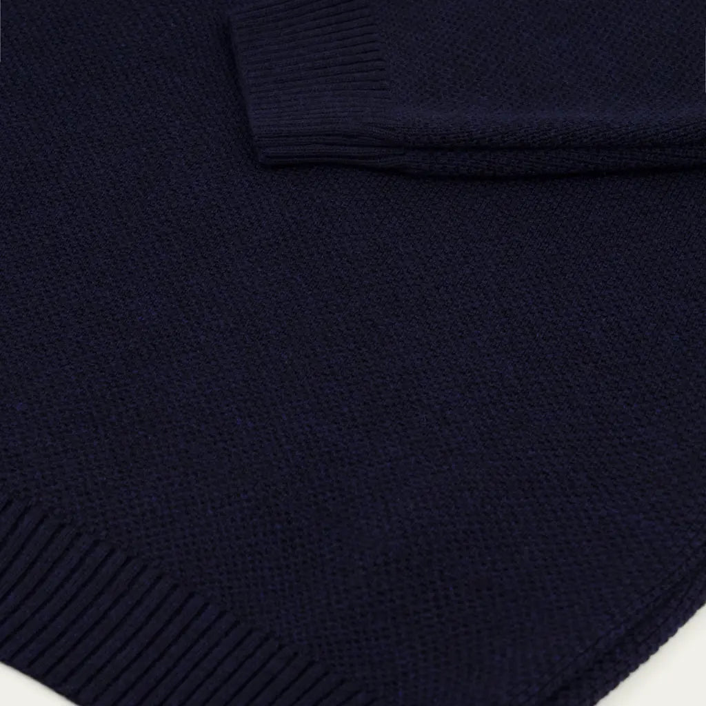 Macro de la maille laine du Pull Youri Bleu Marine, poignet côtelé et large bord-côte de bas