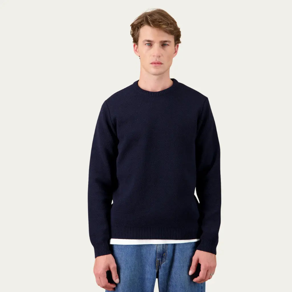 Pull Youri en laine Bleu Marine porté de face, épaules tombantes et bas côtelé